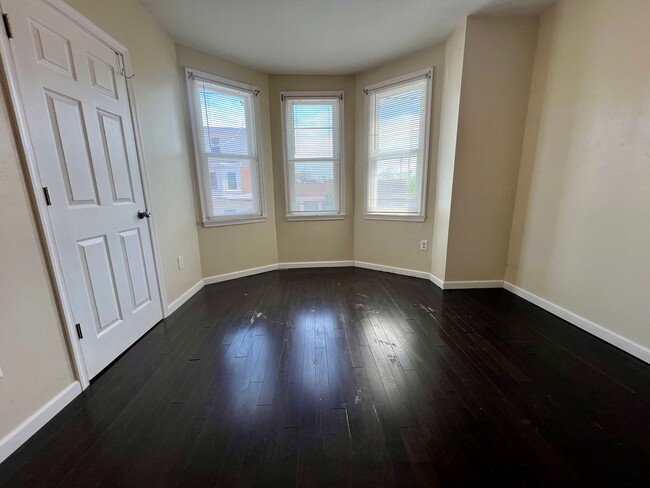Building Photo - Gorgeous 3-Bedroom Townhome in Elmwood Park! Available NOW!
