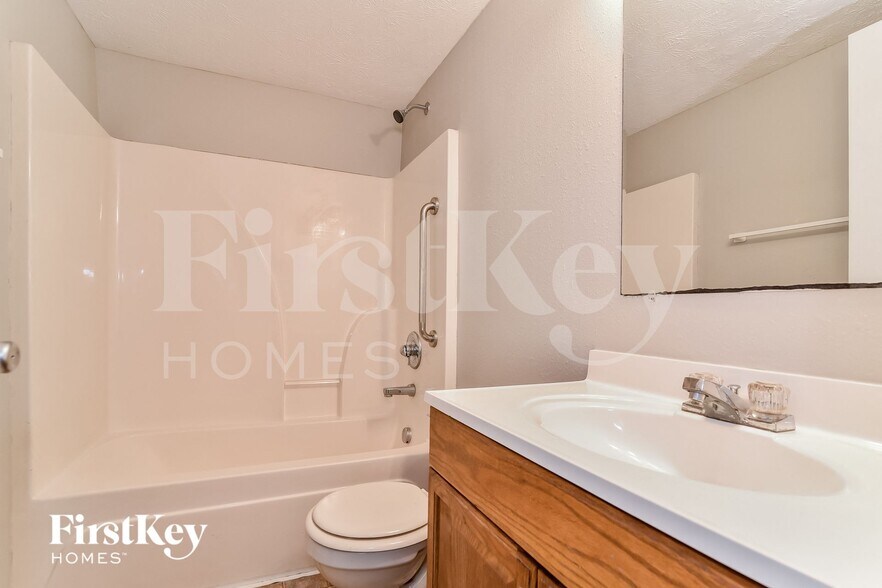 Building Photo - 2229 W 58th St