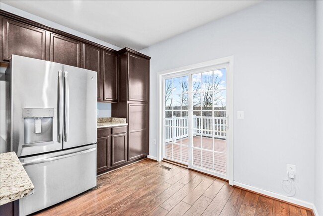 Building Photo - Commuter Friendly 3 Bed 3.5 Bath Townhome