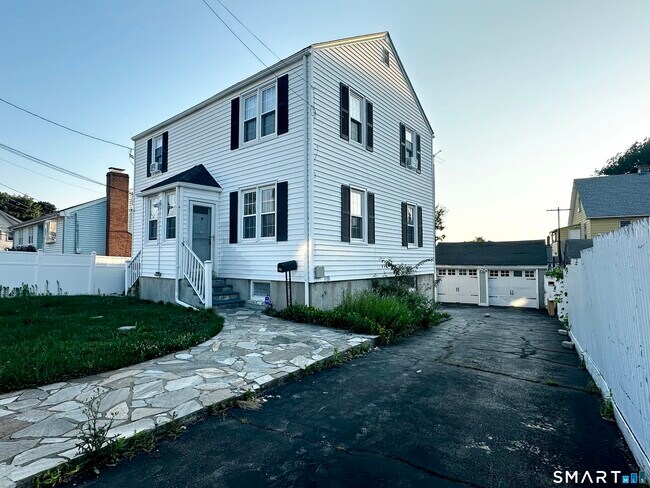 Building Photo - 339 Thompson St