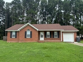Building Photo - 3 bed, 2 bath home with back yard and one ...