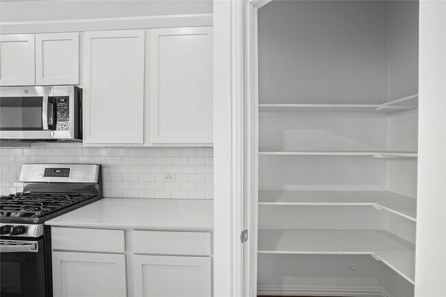 Building Photo - 14725 Mainstay Way