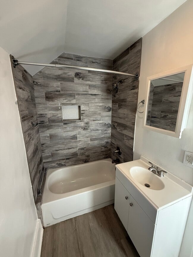 Building Photo - 111 Center Ave