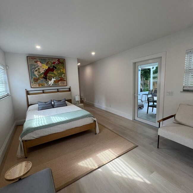 Building Photo - Stunning FULLY FURNISHED 3/2.5 entire hous...