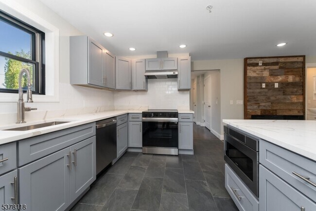 Building Photo - 535 St James Ave