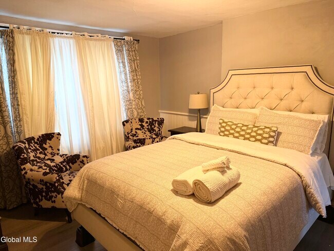 Building Photo - 39 S Lake Ave