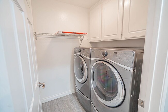 Building Photo - COMING SOON! Village Walk 2 Bedroom for Re...