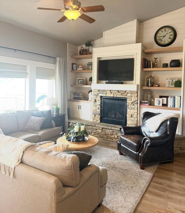 Building Photo - Beautifully Renovated 6 Bedroom Home in th...