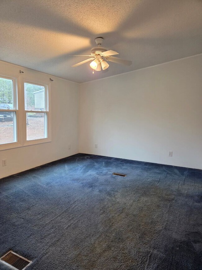 Building Photo - 3 bedroom mobile home in Iron Station