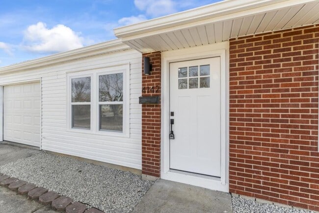 Building Photo - 4142 Meadowdale Dr