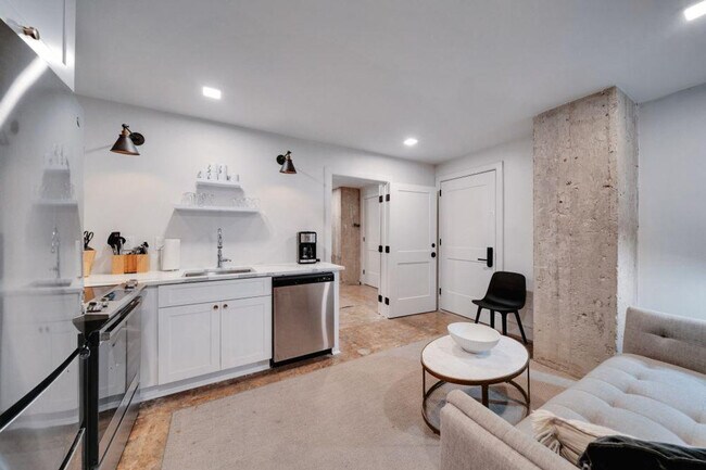 Building Photo - 505 E Travis St