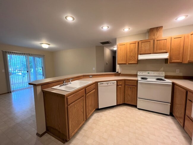 Building Photo - Single Story 2 Bdrm Duplex - Avail Now!
