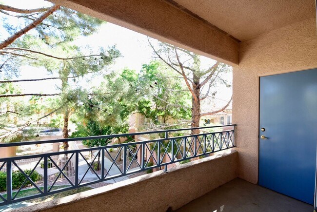 Building Photo - Live In The Heart Of Summerlin 2 Bed 2 Bat...