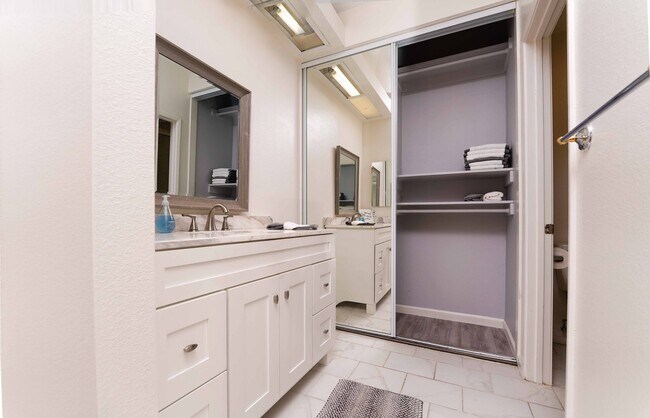 Building Photo - ****AVAILABLE NOW!! TWO BEDROOM TWO BATH CONDO IN GREAT LOCATION!!!!!!