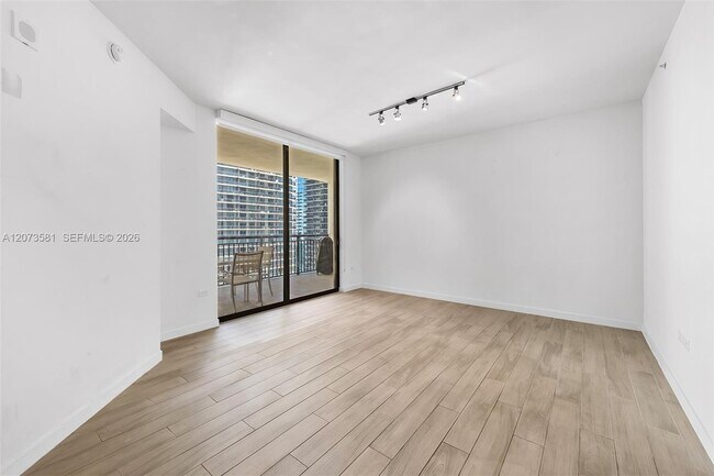 Building Photo - 999 SW 1st Ave