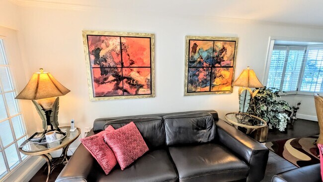 Building Photo - SEASONAL 2/2 coastal-inspired luxury condo with bay view, and boat slip