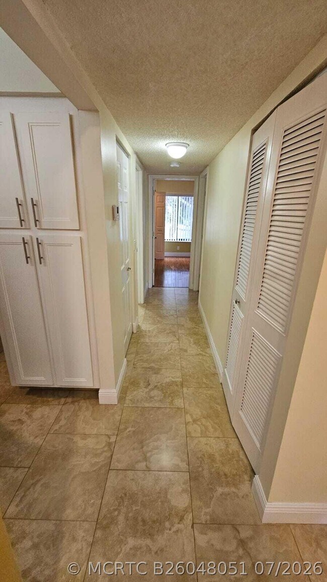 Building Photo - 205 Foxtail Dr