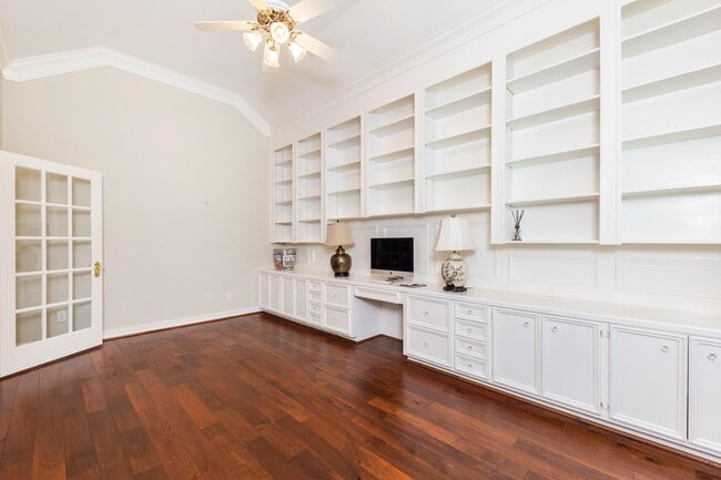 Building Photo - 4915 Keneshaw St