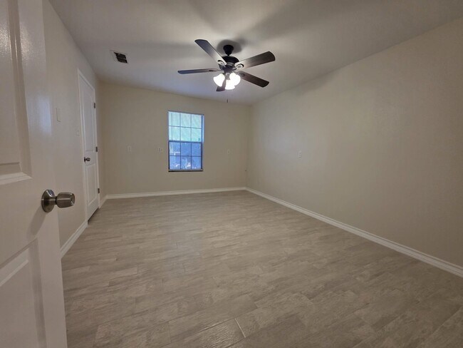 Building Photo - 1703 Violeta Ct