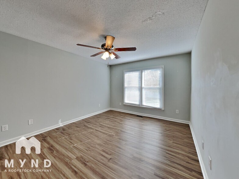 Building Photo - 1205 Spruce Dr