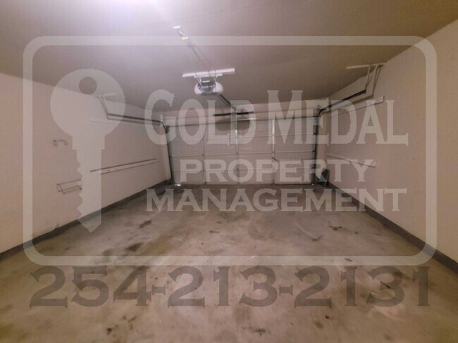 Building Photo - Charming 4-Bed, 2-Bath now available for r...