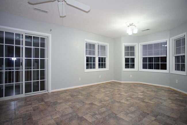 Building Photo - 3 Bed/2 Bath.  Master on Main.  Close to V...