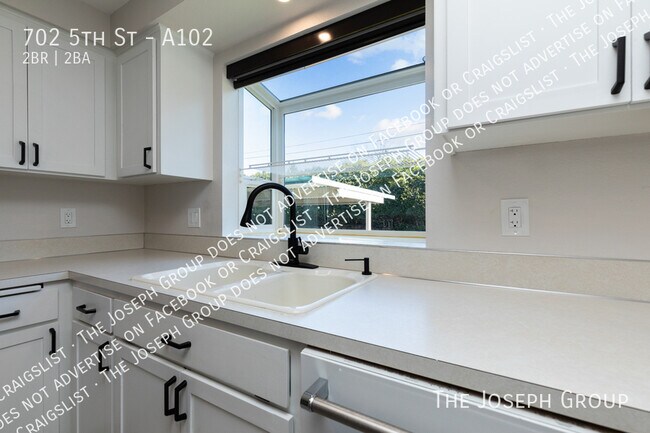 Building Photo - 702 5th St