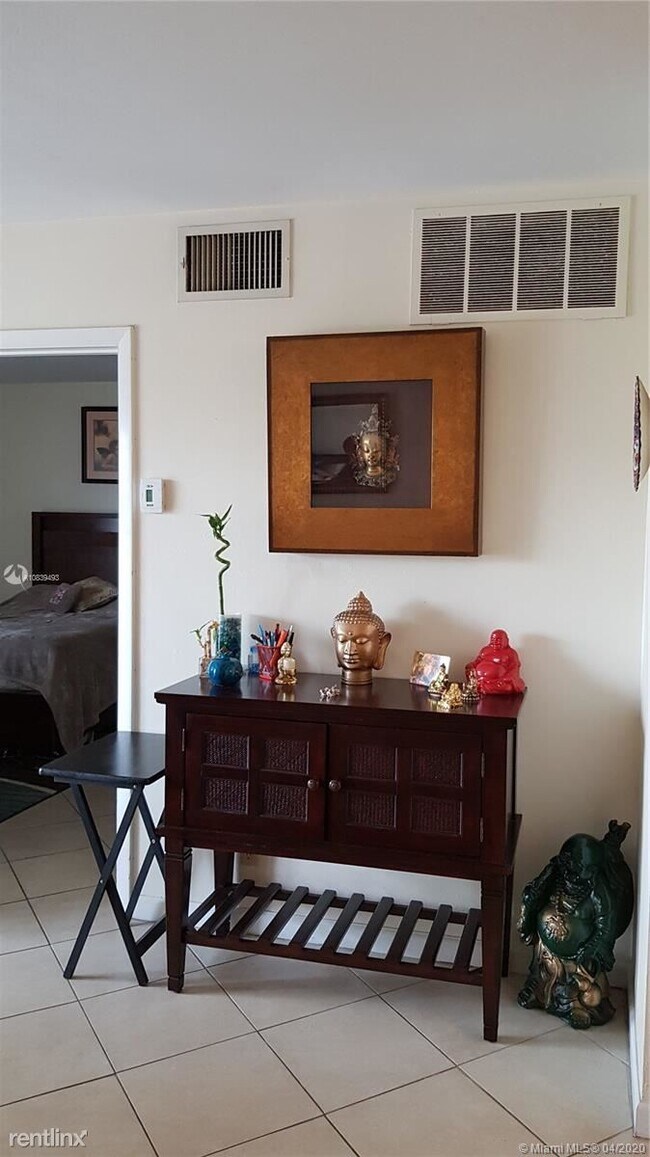 Building Photo - 1 br, 1 bath  - 2990 NE 16th Ave