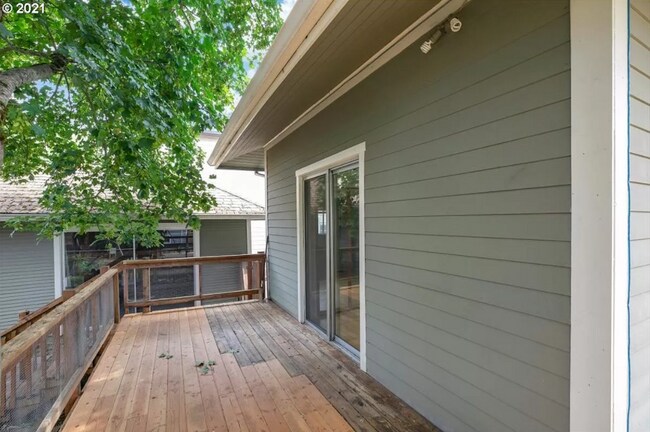 Building Photo - Tree House