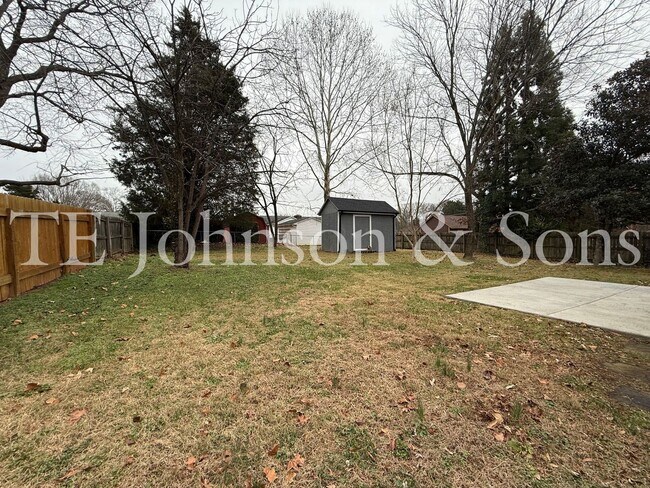 Building Photo - Modern Comfort with a Fenced Yard in Winston-Salem
