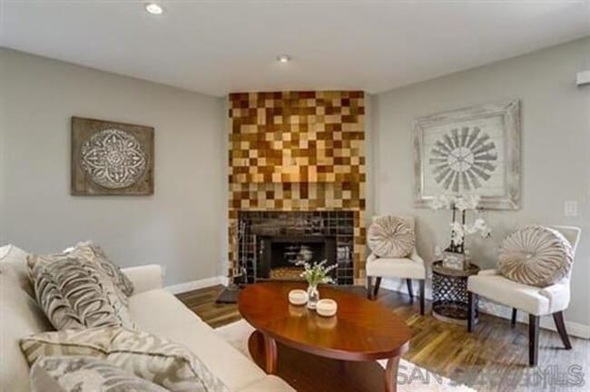 Building Photo - Gorgeous Tri-Level End Unit Home
