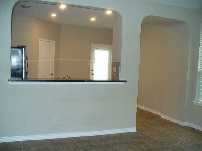 Building Photo - 4 Bedroom home ready for move-in