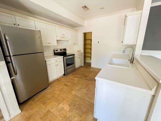 Building Photo - 4 Bedroom 2 Bath Townhouse in Pelham