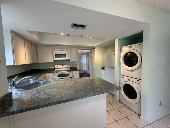 Building Photo - Woodhaven 1st Floor end unit