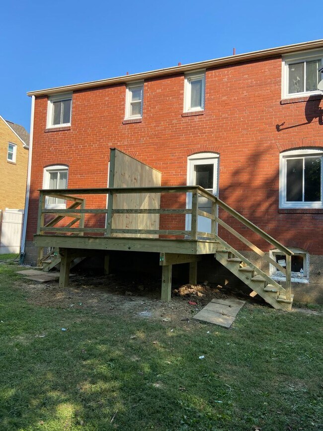 Building Photo - Cozy, Two Bed Available NOW!