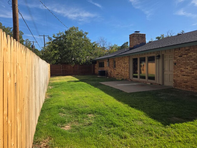 Building Photo - Spacious 3/2/2 - Newly remodeled Kitchen a...