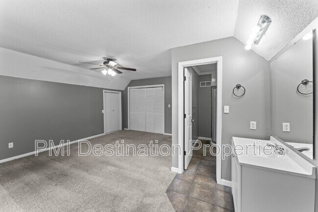 Building Photo - 3201 Creekwood Dr