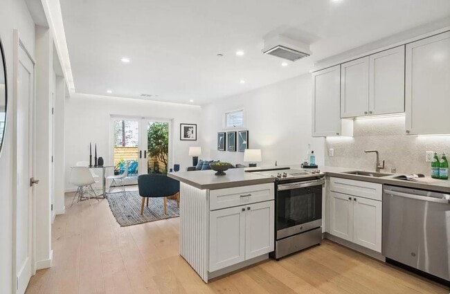 Building Photo - Elegant & Spacious Unit for Rent