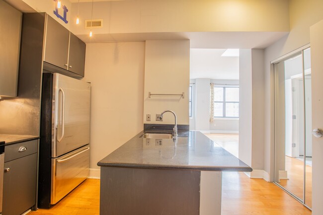 Building Photo - Beautiful 1 BR/1 BA Condo in Chinatown East!