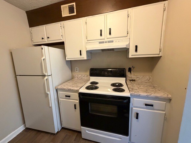 Building Photo - 2624 Randleman Rd