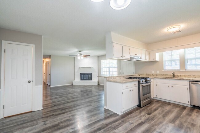 Building Photo - 3 Bed | 1 Bath in West Tulsa!