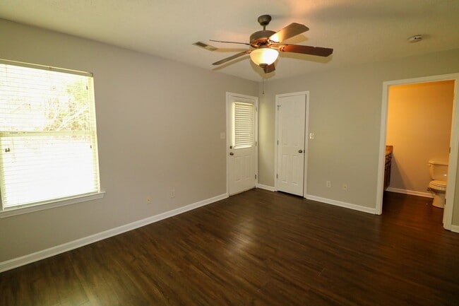 Building Photo - THIS IS A TRIPLEX GROUND FLOOR UNIT IN LINCOLN