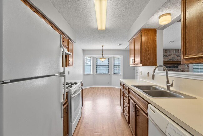 Building Photo - 506 Lakeway Dr