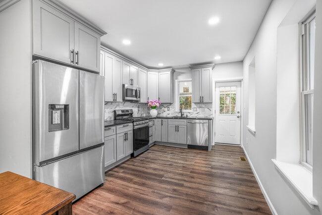 Building Photo - 515 Delamore Pl