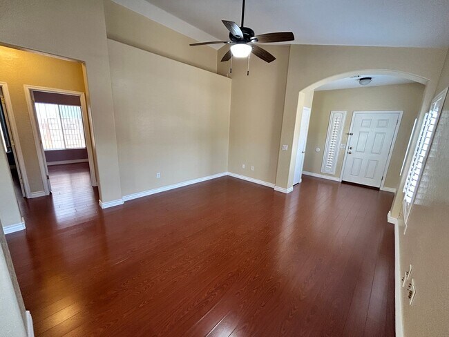 Building Photo - 3 Bed / 2 Bath with No Carpet & Split Floo...