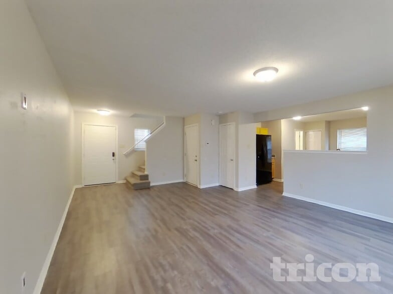 Building Photo - 10892 Woods Dr