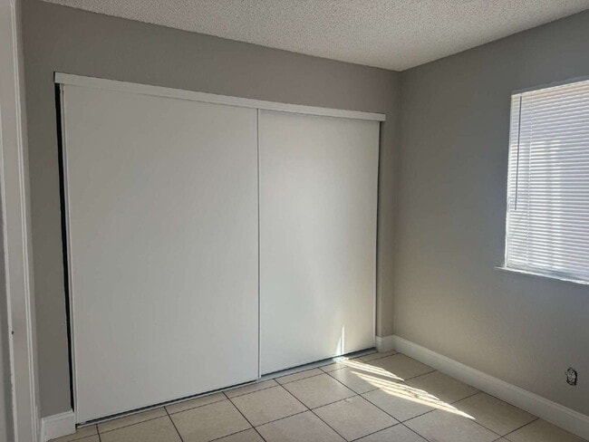 Building Photo - Spacious 2 Bed, 2 Bath Unit – Great Locati...