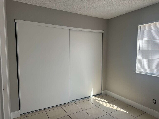 Building Photo - Spacious 2 Bed, 2 Bath Unit – Great Location!