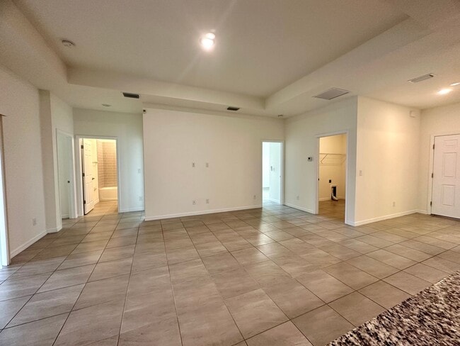 Building Photo - Huge Screened Lanai! Modern & Spacious 4 Bed 2 Bath