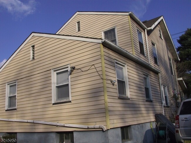 Building Photo - 204 Spruce St